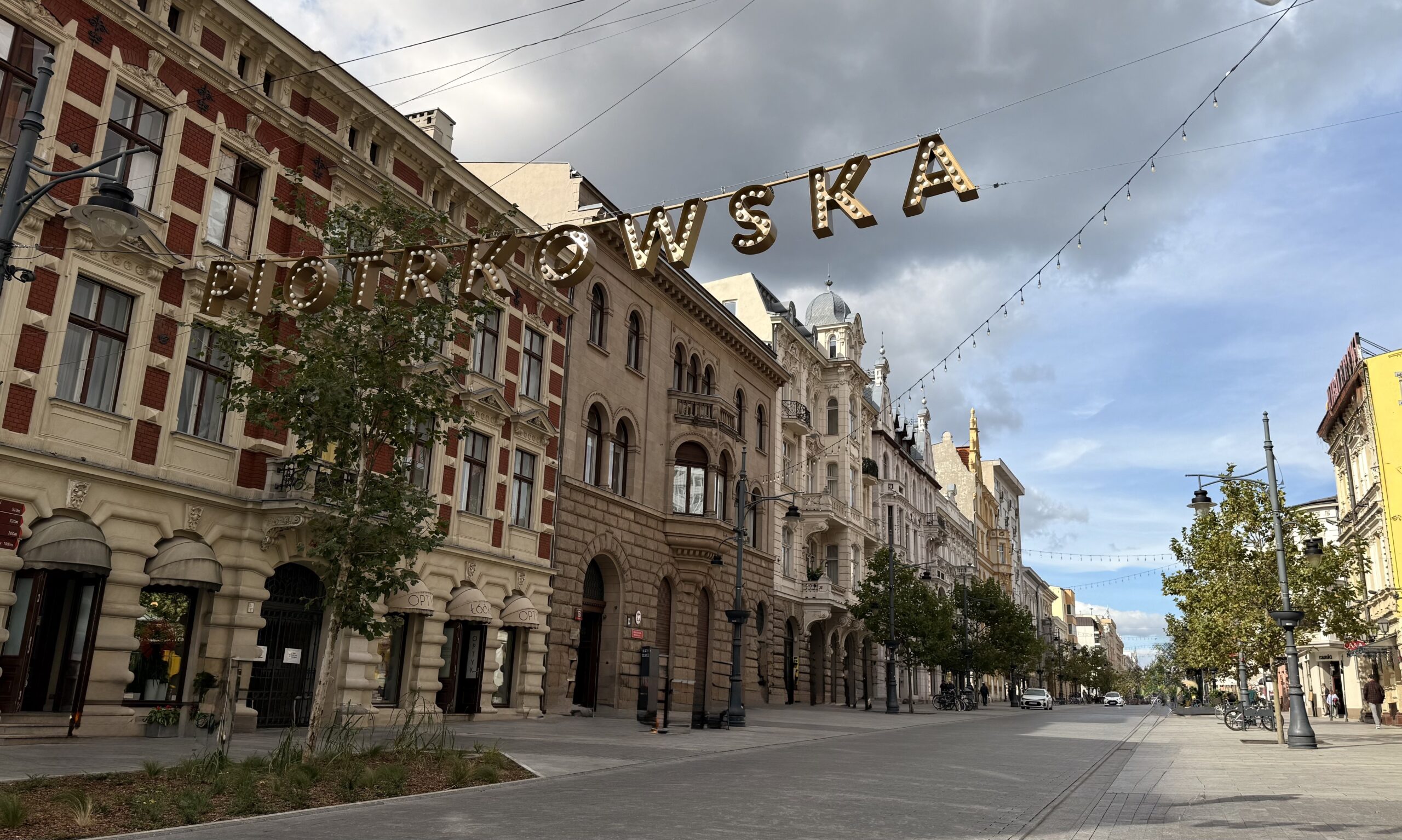 Ulica Piotrkowska przedstawiająca miejsce przy którym znajduje się kancelaria